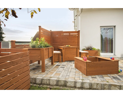 Holzterrasse mit Hochbeet, Sandkasten, Sichtschutz und Sitzecke