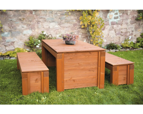 Gartenset aus Holztisch und zwei Holzbänken auf einer Rasenfläche