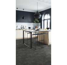 Moderne Küche mit Kücheninsel, Stühlen und dunklem Boden mit Marmoroptik.