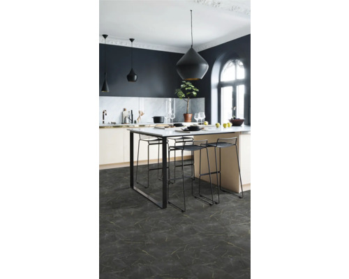 Moderne Küche mit Kücheninsel, Stühlen und dunklem Boden mit Marmoroptik.