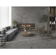 Wohnzimmer mit Sofa, Kamin und Fliesenboden