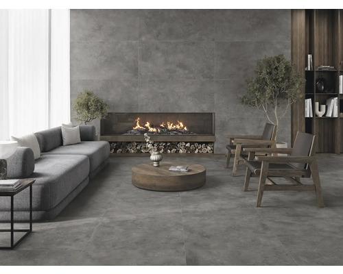 Wohnzimmer mit Sofa, Kamin und Fliesenboden