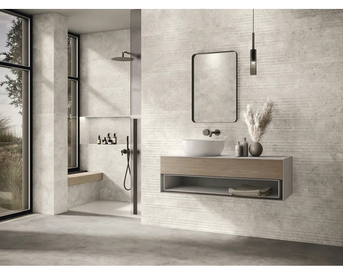 Modernes Badezimmer mit Waschbecken, Spiegel, Dusche und Fliesen in Steinoptik für ein stilvolles Ambiente.