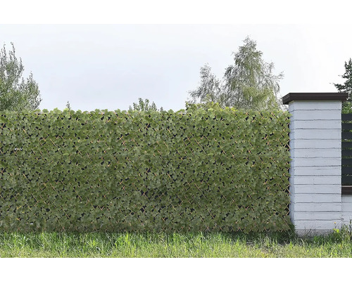 Sichtschutzzaun mit künstlichen Blättern zur Dekoration und als Windschutz im Garten.