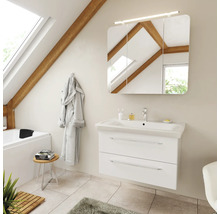 Badezimmer mit Waschtisch, Spiegelschrank und Badewanne unter Dachschräge