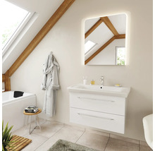 Badezimmer mit Waschtisch, Spiegel, Badewanne und Dachschräge