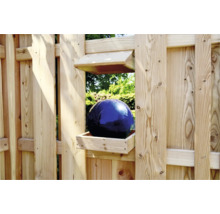 Dekorative blaue Glaskugel in einem Holzkasten auf einem Gartenzaun