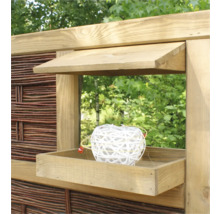 Holzzaun mit Fenster und Dekoration