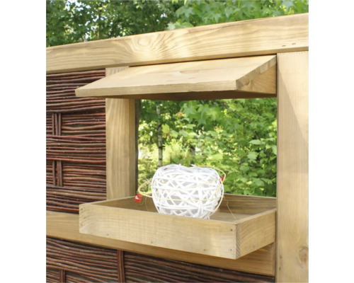 Holzzaun mit Fenster und Dekoration