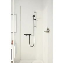 Duscharmatur mit Brausestange und Ablage im Badezimmer.