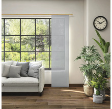 Wohnzimmer mit Schiebevorhang, Sofa, Uhr und Zimmerpflanzen