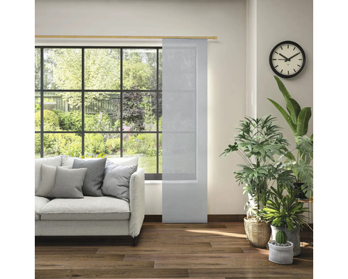 Wohnzimmer mit Schiebevorhang, Sofa, Uhr und Zimmerpflanzen