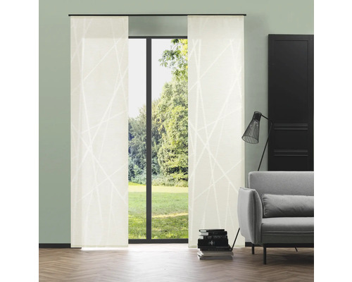 Wohnraum mit Schiebegardinen vor einem Fenster mit Blick ins Grüne