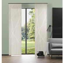 Szene mit Schiebegardinen vor einem Fenster mit Ausblick ins Grüne.