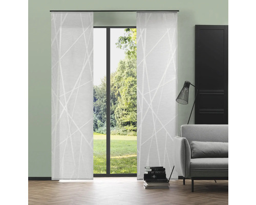 Zimmeransicht mit Schiebegardinen mit geometrischem Muster.