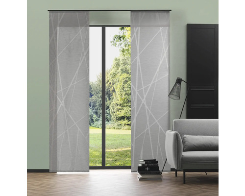 Wohnraum mit Schiebegardinen vor einem Fenster und einer Sitzecke