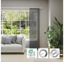 Wohnzimmer mit Fenster, Sofa und transparentem Schiebevorhang mit Öko-Tex Standard 100 Siegel und Design aus Deutschland Siegel