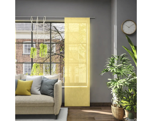 Wohnzimmer mit Schiebevorhang am Fenster, Sofa, Zimmerpflanzen und Wanduhr