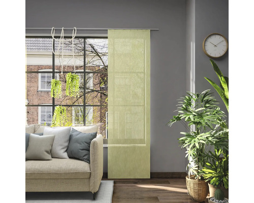 Wohnzimmer mit Fensterdekoration und Textilpaneelen