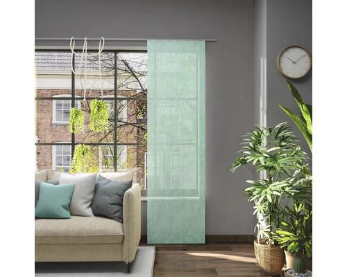 Wohnzimmer mit Sofa, Zimmerpflanzen, Uhr und Schiebevorhang