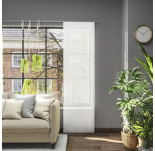 Wohnzimmer mit Sofa, Zimmerpflanzen und Schiebegardine vor dem Fenster