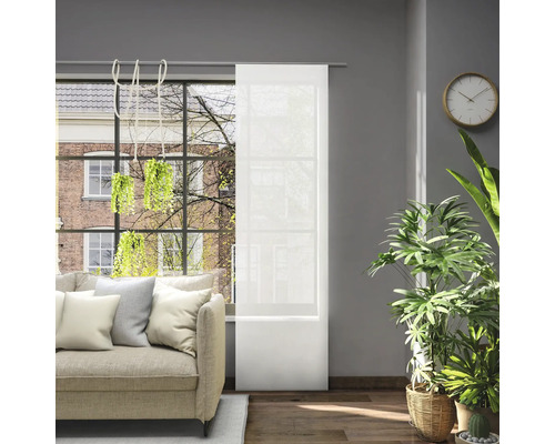 Wohnzimmer mit Sofa, Zimmerpflanzen und Schiebegardine vor dem Fenster