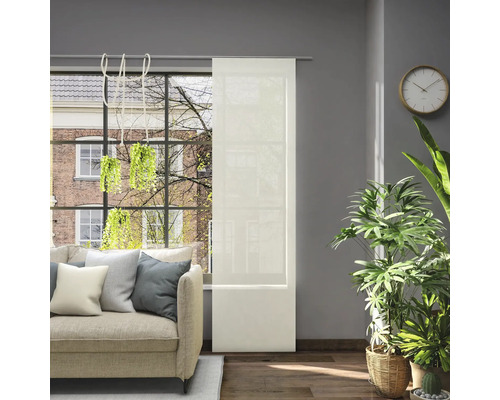 Wohnzimmer mit Schiebegardine am Fenster, Sofa und Zimmerpflanzen für eine helle und freundliche Atmosphäre.