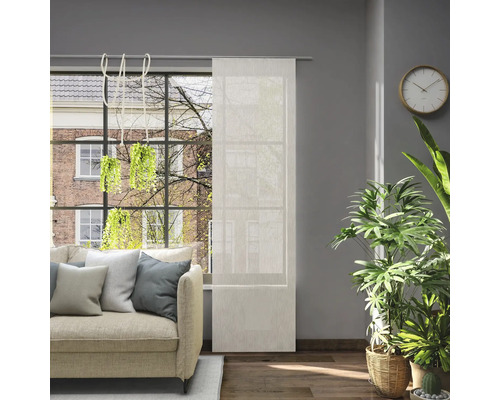 Wohnzimmer mit Fensterdekoration, Sofa und Zimmerpflanzen