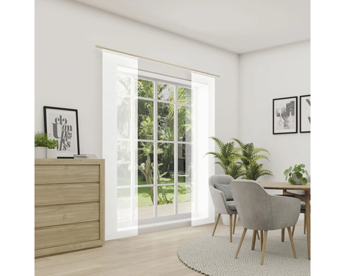 Heller Raum mit Esstisch, Stühlen und Fenstern mit transparenten Vorhängen