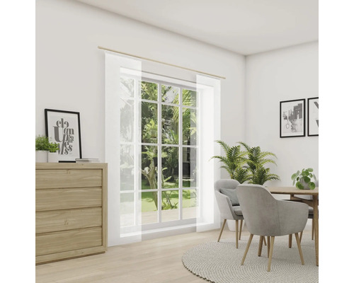 Wohnzimmer mit Kommode, Esstisch und transparenten Schiebevorhängen vor einem Fenster