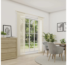 Heller Raum mit Kommode, Fenster mit Vorhang, Esstisch und Stühlen