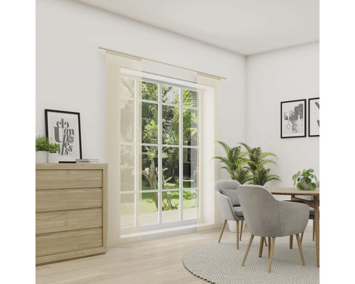 Heller Raum mit Kommode, Fenster mit Vorhang, Esstisch und Stühlen