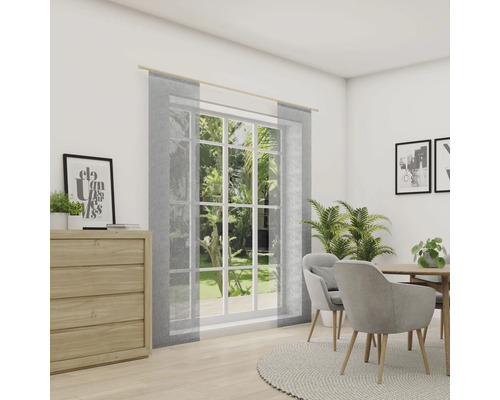 Esszimmer mit Esstisch, Stühlen, Kommode und Fenster mit Gardinen