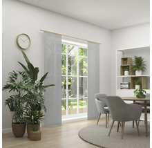 Helles Esszimmer mit Fenster, Schiebegardinen, Esstisch und Zimmerpflanzen