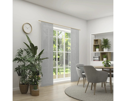 Helles Esszimmer mit Fenster, Schiebegardinen, Esstisch und Zimmerpflanzen