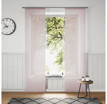 Wohnzimmer mit Schiebevorhang vor Fenster