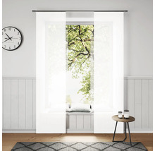 Helles Wohnzimmer mit Schiebevorhang, Uhr und Beistelltisch