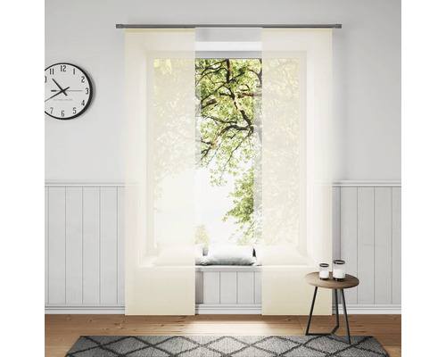 Wohnraum mit Schiebegardine, Uhr, Teppich und Beistelltisch