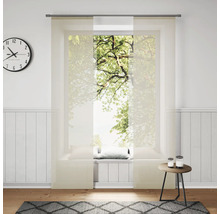 Helles Zimmer mit Schiebegardinen, Uhr und Teppich