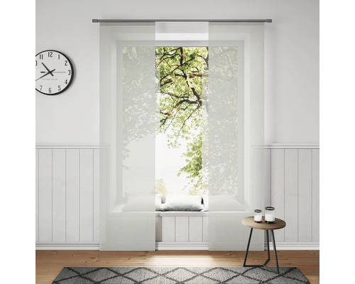 Heller Raum mit Schiebevorhängen, Uhr und Dekoration