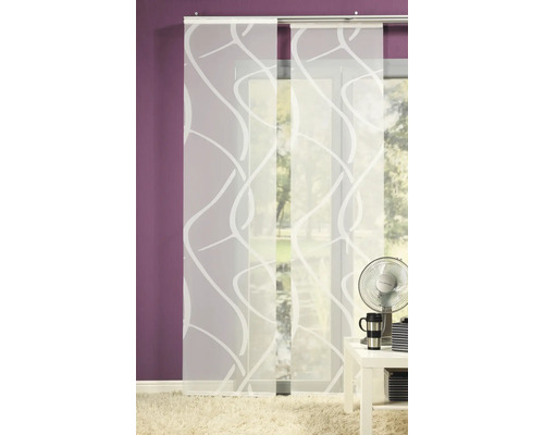 Dekorative Schiebegardine mit weißem Muster vor Fenster