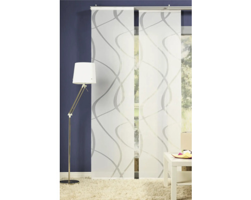 Dekorativer Flächenvorhang mit Wellenmuster im Wohnzimmer.