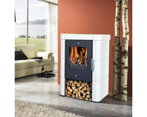 Kaminofen mit Holzscheitlagerung im Wohnzimmer