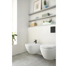 Helles Badezimmer mit Bidet, Toilette und Regalen