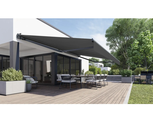 Terrasse mit Markise, Tisch und Stühlen vor einem Wohnhaus