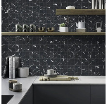 Küchenszene mit Mosaikfliesen in Marmoroptik an der Wand, Regalen und Küchenutensilien