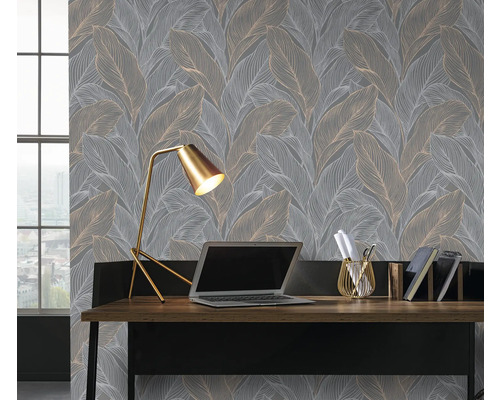 Szene mit einem Schreibtisch, einer Lampe und einer grauen Tapete mit Blattmuster