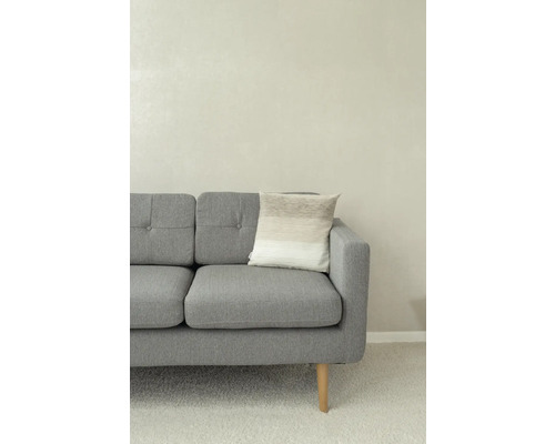 Graues Sofa mit Kissen auf Teppich