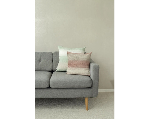 Graues Sofa mit zwei dekorativen Kissen mit Streifenmuster