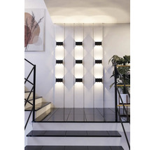 Helle Diele mit Wandleuchten, Treppe und Zimmerpflanze